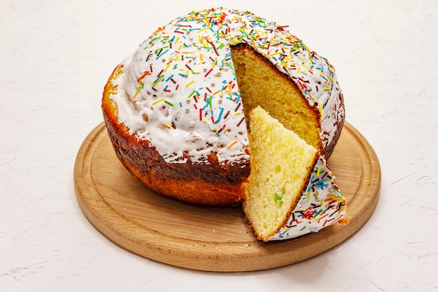 Gâteau de Pâques sur fond de mastic blanc. Pain de fête traditionnel orthodoxe