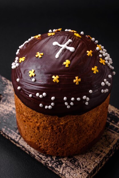 Gâteau de Pâques fraîchement cuit ou panettone avec enrobage de chocolat