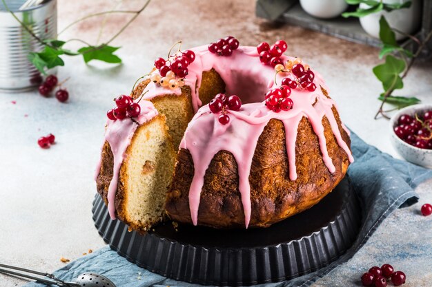 Gâteau de Paques. Gâteau Bundt. concept de Pâques. panettone. nature morte de nourriture, jour de Pâques, nourriture de printemps, gâteau aux fruits rouges, brioche.