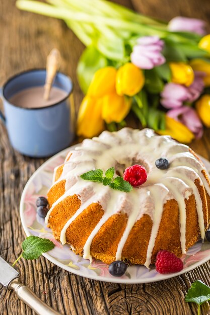 Gâteau de Paques. Gâteau marbré traditionnel avec décoration de Pâques. Oeufs de Pâques et tulipes printanières.