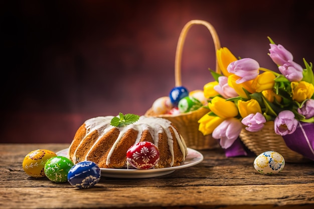 Gâteau de Paques. Gâteau marbré traditionnel avec décoration de Pâques. Oeufs de Pâques et tulipes printanières.