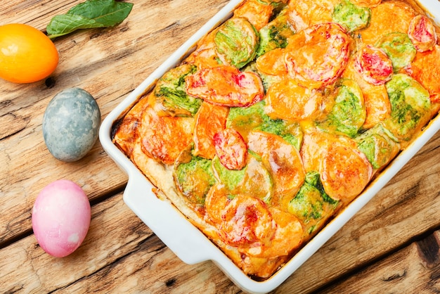 Gâteau de Pâques italien Pasqualina avec du vert et des œufs.Tarte de Pâques avec des œufs