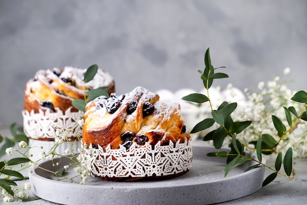 Gâteau de Pâques kraffin. Craffins aux raisins secs, fruits confits et saupoudrés de sucre en poudre. Gros plan, de, tarte maison