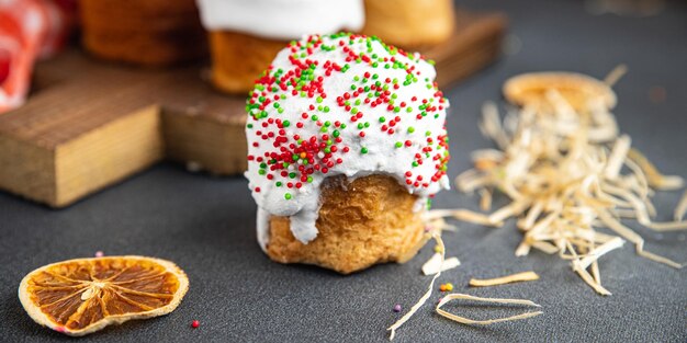 Gâteau de pâques kulich cuisson maison repas de pâques au printemps collation alimentaire sur la table