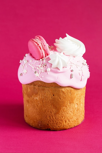 Gâteau de Pâques Kulich traditionnel russe et ukrainien décoré de macarons et de guimauves