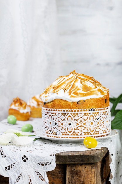 Photo gâteau de pâques maison russe avec raisins secs et meringue