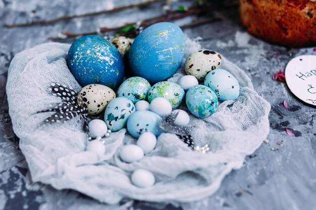 Gâteau de Pâques avec meringue et décoration sur la table