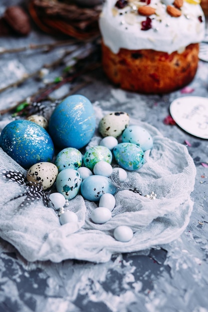 Gâteau de Pâques avec meringue et décoration sur la table