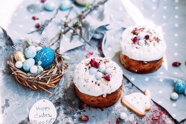 Gâteau de Pâques avec meringue et décoration sur la table