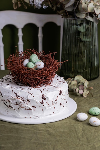 Gâteau de Pâques avec nid de chocolat et oeufs tarta mona de pasqua