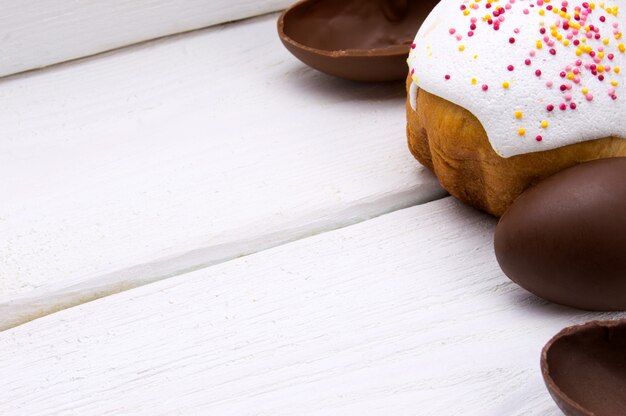 Gâteau de Pâques avec des oeufs au chocolat sur une surface en bois blanche