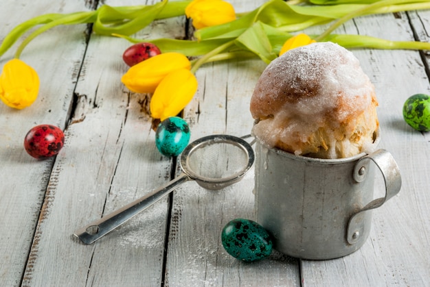 Gâteau de Pâques et oeufs aux tulipes