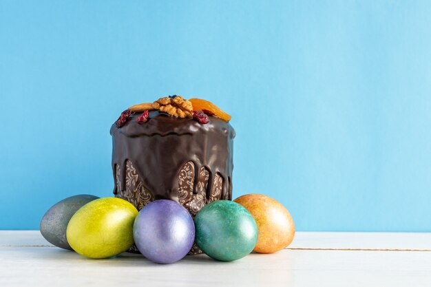 Gâteau de Pâques et oeufs colorés sur fond bleu. Nourriture de vacances et concept de Pâques.