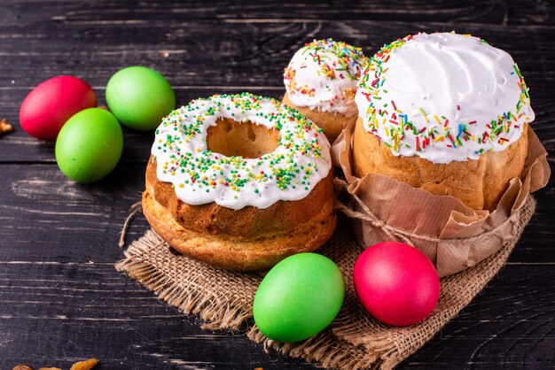 Gâteau de Pâques et oeufs colorés sur fond sombre