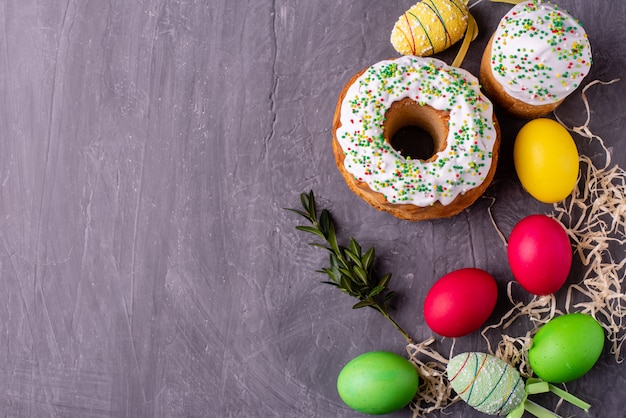 Gâteau de Pâques et oeufs colorés sur fond sombre