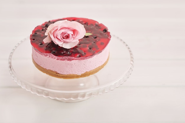 Gâteau de Pâques et oeufs colorés sur table de fête.