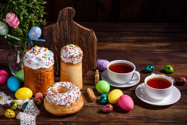 Gâteau de Pâques et oeufs colorés