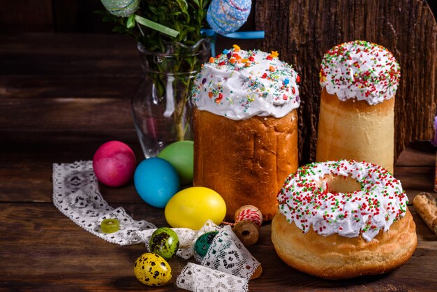 Gâteau de Pâques et oeufs colorés