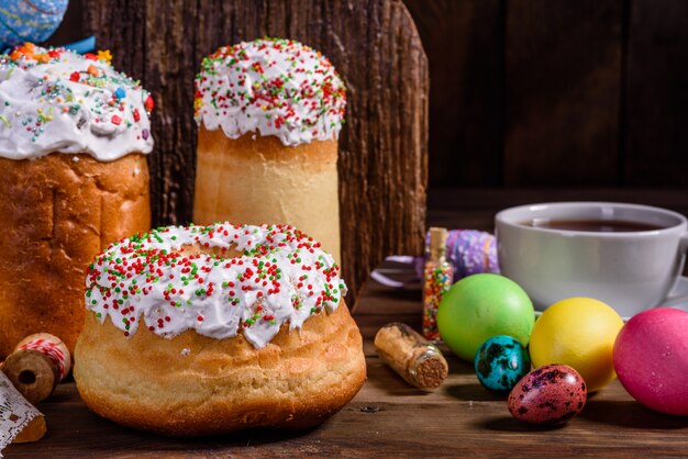 Gâteau de Pâques et oeufs colorés