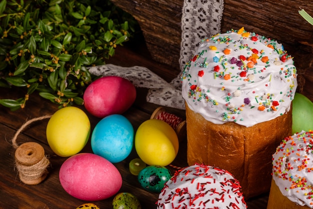 Gâteau de Pâques et oeufs colorés