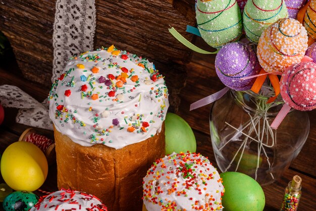 Gâteau de Pâques et oeufs colorés