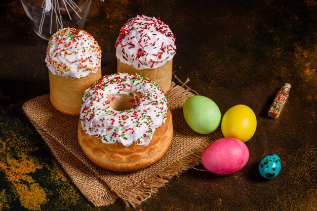 Gâteau de Pâques et oeufs colorés