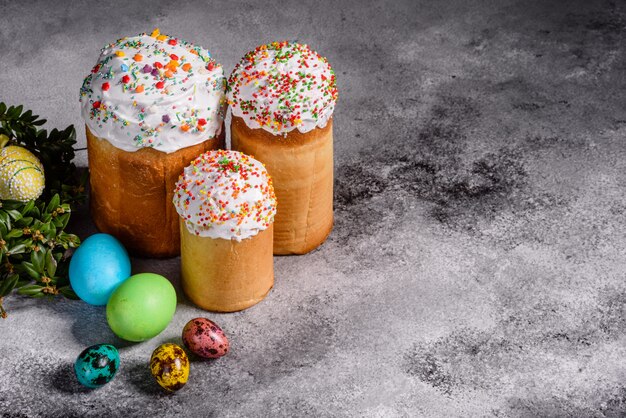 Gâteau de Pâques et oeufs colorés