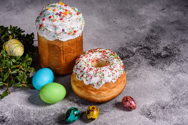 Gâteau de Pâques et oeufs colorés