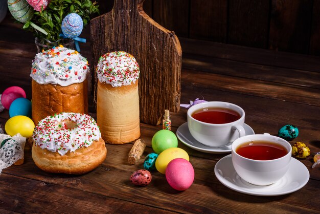 Gâteau de Pâques et oeufs décoratifs colorés