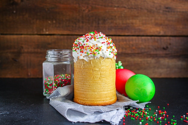 gâteau de Pâques et oeufs de Pâques, conception traditionnelle de vacances