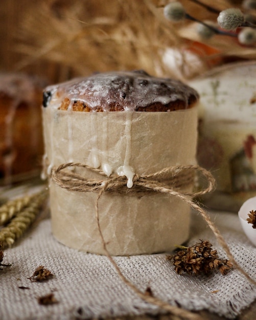 Gâteau de Pâques et oeufs de Pâques dans une boîte en bois vintage