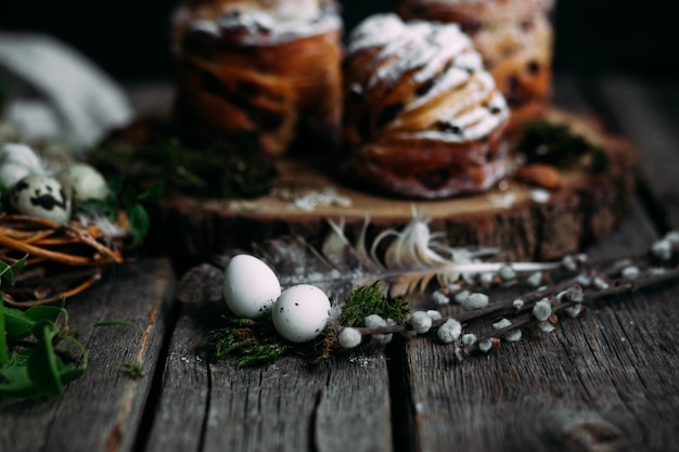 Gâteau de Pâques Oeufs de Pâques sur fond gris