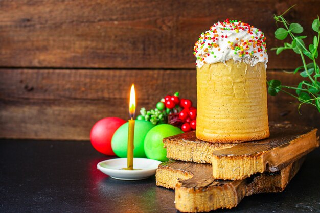 gâteau de Pâques et oeufs de Pâques