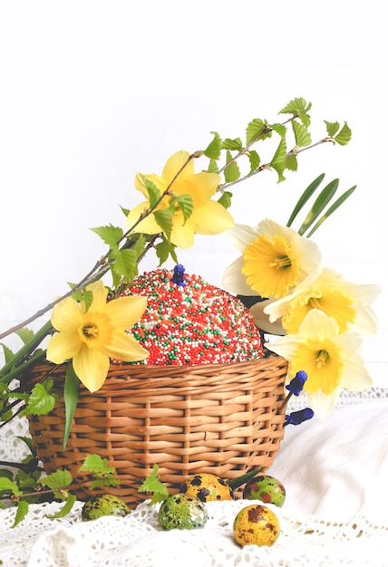 Gâteau de Pâques oeufs peints jonquilles composition de printemps style rétro rustique