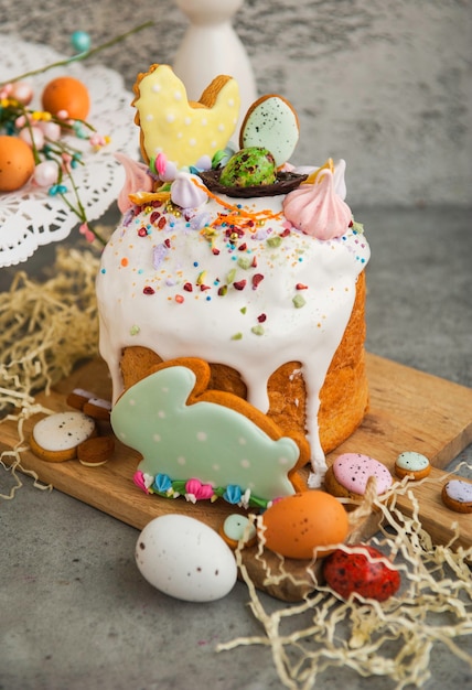 Gâteau de Pâques avec des oeufs peints de Pâques sur une table