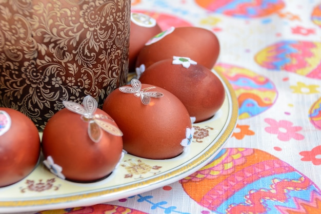 Gâteau de Pâques et œufs de poule décorés disposés sur une assiette. Tradition de Pâques : on échange des œufs de poule et on dit : « Jésus est ressuscité ! Fêtes de Pâques.