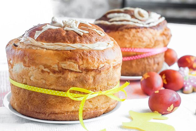 Photo gâteau de pâques et oeufs rouges