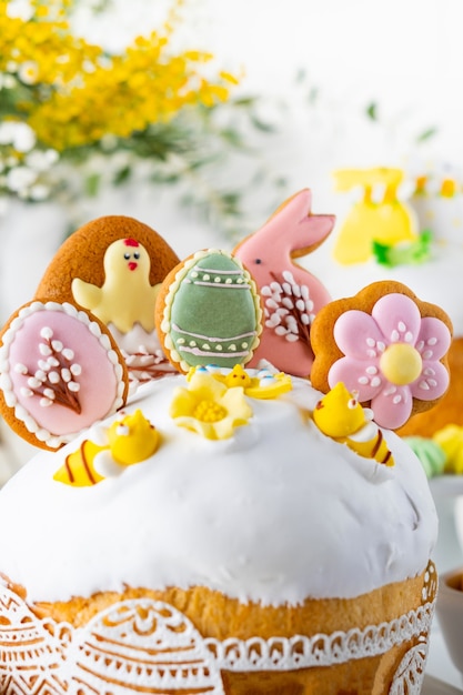 Gâteau de Pâques, pain sucré décoré de glaçage au sucre, avec un lapin et des meringues