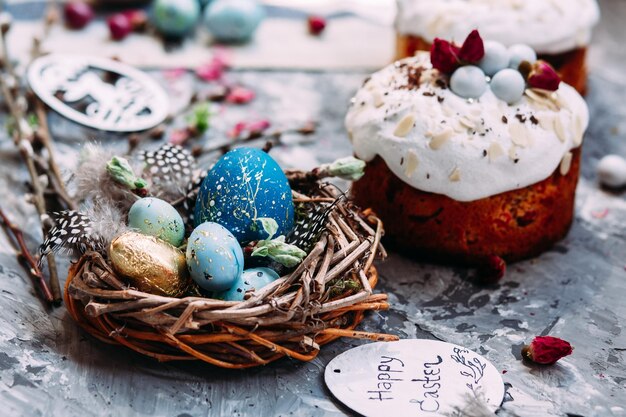 Gâteau de Pâques panettone avec meringue et décoration sur la table