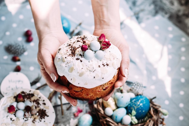 Gâteau de Pâques panettone avec meringue et décoration sur la table