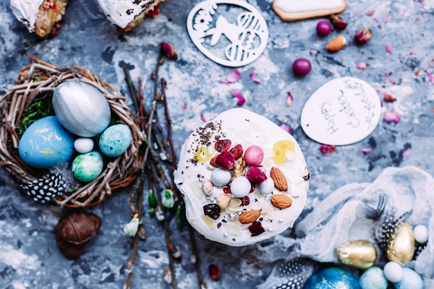 Gâteau de Pâques panettone avec meringue et décoration sur la table