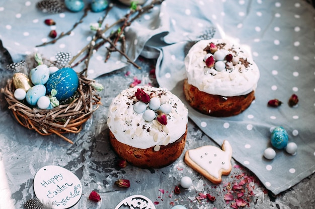 Gâteau de Pâques panettone avec meringue et décoration sur la table