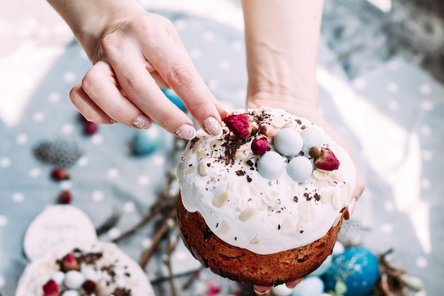 Gâteau de Pâques panettone avec meringue et décoration sur la table