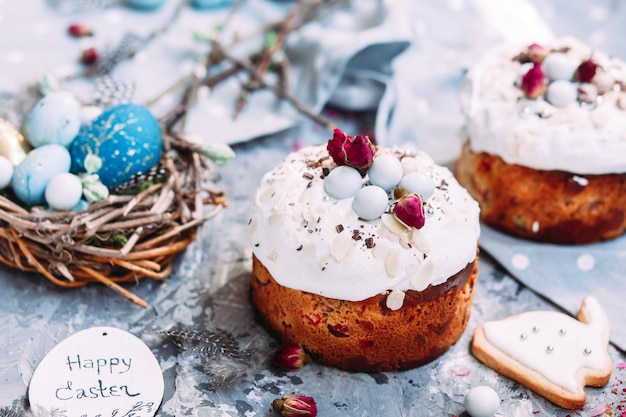 Gâteau de Pâques panettone avec meringue et décoration sur la table