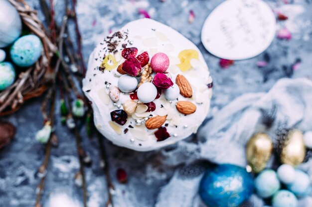 Gâteau de Pâques panettone avec meringue et décoration sur la table