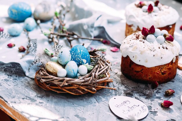 Gâteau de Pâques panettone avec meringue et décoration sur la table