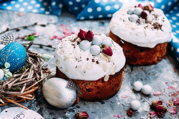 Gâteau de Pâques panettone avec meringue et décoration sur la table