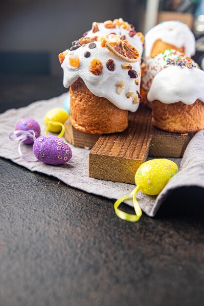 Gâteau de Pâques pâtisserie sucrée dessert vacances de Pâques traiter repas collation alimentaire sur la table copie espace