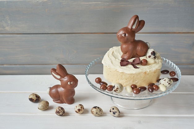 Gâteau de Pâques rustique avec des lapins au chocolat et des œufs.