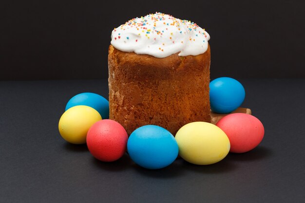 Gâteau de Pâques sucré et oeufs de Pâques colorés avec la surface noire